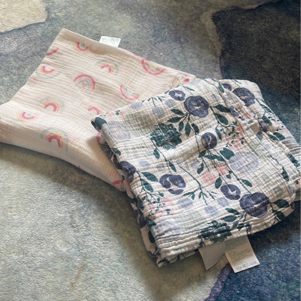 10 burp cloths, 4 swaddles, and 18 bibs. Baby girl